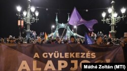 A demonstráció résztvevőinek egy csoportja a Szabadság híd pesti hídfőjénél 2025. március 25-én