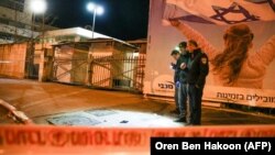 Izraleski policajci na mjestu na kojem je automobil udario izraelske trupe 