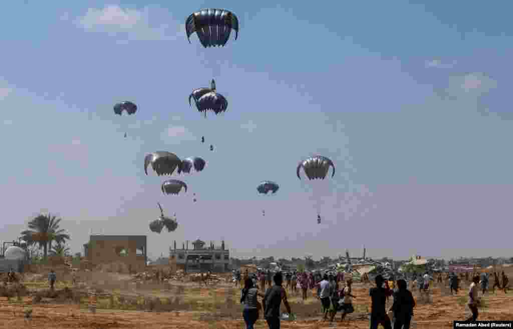 Palestinci žure da uzmu pakete pomoći u centralnoj Gazi 18. avgusta.