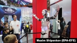 Робот, изложен на Международното изложение и форум "Русия" в Москва през ноември 2023 г.