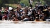 Migranti prelaze rijeku Sučiate koja razdvaja Gvatemalu i Meksiko u pokušaju da dođu do SAD, 29. oktobar 2018. 
