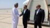 Ministri i Jashtëm iranian, Abbas Araqhchi (në mes), mirëpritet nga një zyrtar i paidentifikuar i Omanit me të mbërritur në Muscat të Omanit, për bisedime bërthamore me Shtetet e Bashkuara, më 11 maj.