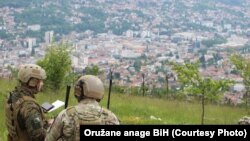 Pripadnici Oružanih snaga Bosne i Hercegovine i Nacionalne garde američke savezne države Maryland na obroncima iznad Sarajeva. 