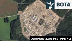 Baza ushtarake që po mbahet sekrete është duke u ndërtuar 60 kilometra larg Minskut. Imazhet satelitore janë të 13 gushtit 2025.