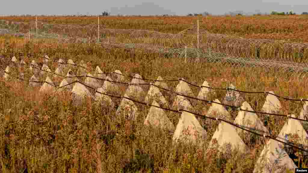 Szögesdrót és tankelhárító akadályok a mezőn a donyecki régió frontvonalán. Nem csak a drónok jelentenek állandó veszélyt, az orosz gyalogság is bármikor megjelenhet