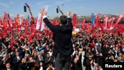 Озґул Озел (на передньому плані) виступає перед учасниками протесту в Стамбулі, 29 березня 2025 року