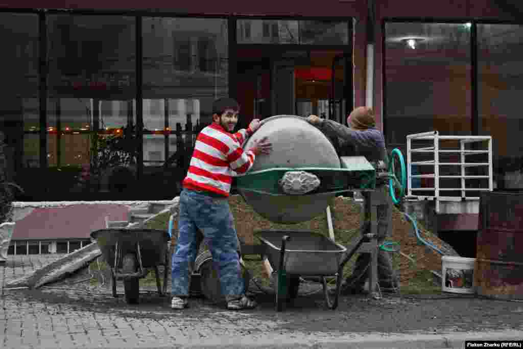 Lice radnika u Kosovo polju blista osmijehom. Sedamnaestogodišnji fotograf Flakon Zharku kaže da snima od kada je bio dječak &quot;sa bilo kakvom kamerom koja bi mu došla u ruke&quot;.