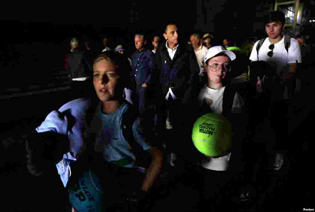 Tenis - Otvoreno prvenstvo Madrida - Park Manzanares, navijači nakon što su mečevi prekinuti zbog nestanka struje, 28. april 2025.