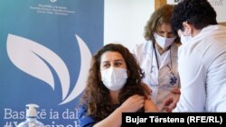 Fotografi arkivi: Një qytetare e Kosovës duke u vaksinuar kundër koronavirusit.