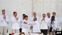 President Juan Manuel Santos i lider FARC-a Timoleon Jimenez 