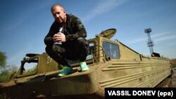 Динко Валев, кој поседува отпад за камиони и автобуси, позира на едно од неговите стари воени возила во градот Јамбол, на околу 240 километри од Софија.