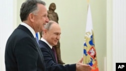 Президент России Владимир Путин (в центре) приветствует специального представителя президента США Дональда Трампа Стива Виткоффа на переговорах в Кремле в Москве, Россия, 25 апреля 2025 года