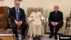 Про Бенедикта піклуються в колишньому монастирі у Ватикані, де він живе з 2013 року, коли подав у відставку