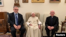 Това е една от последните снимки на папа Бенедикт от 1 декември 2022 г., когато тои получава почетна награда.