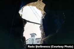 Fotografie din interiorul bisericii, în procesul demolării. Se poate vedea clădirea Institutului de Arhitectură.