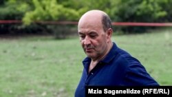 ჯუმბერ ბაჩალიაშვილი იმ ადგილას, სადაც მისი შვილის, თამარის ცხედარი იქნა ნაპოვნი 