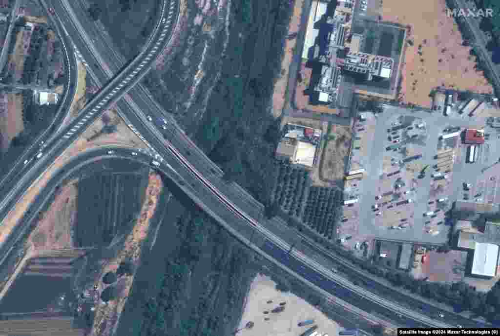 Înainte de inundații. Imagine din satelit a autostrăzii CV-33 în Valencia, 18 octombrie 2024. Imaginea din dreapta arată același loc pe 31 octombrie 2024, după inundațiile care au distrus autostrada CV-33.