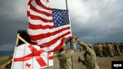 Резолюция призывает правительство США уделять особое внимание укреплению безопасности Грузии путем проведения совместных учений и предоставления оборонительных возможностей