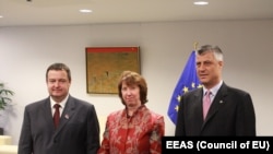 Ivica Dačić, Ketrin Ešton i Hašim Tači nakon jedne od rundi briselskih razgovora