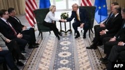 Američki predsjednik Donald Trump rukuje se s predsjednicom Evropske komisije Ursulom von der Leyen nakon što su postigli dogovor o trgovinskom sporazumu nakon njihovog sastanka u Turnberryju, u jugozapadnoj Škotskoj, 27. jula, trećeg dana Trumpove posjete.