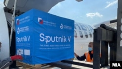 Втора пратка од 3.000 руски вакцини „Спутник В“. Меѓународен аеродром Скопје. 
