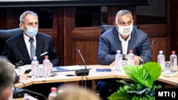 Orbán Viktor kormányfő (j) és Pintér Sándor belügyminiszter a koronavírus-járvány elleni védekezésért felelős operatív törzs ülésén a Belügyminisztériumban 2020. szeptember 12-én.