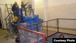 Электромельница для обработки рогов и пантов марала. Село Шубар-Агаш Восточно-Казахстанской области. Фото Анатолия Ковшика. 