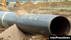 Об участках нефтепровода Баку - Супса, проходящих по территории Южной Осетии, больше слухов и домыслов, чем достоверных фактов. Отсутствие официальной информации усиливает подозрения, что некоторые высокопоставленные чиновники присматривают за трубой за определенное вознаграждение