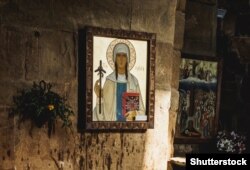 Изображение святой Нино с крестом из виноградной лозы в монастыре Джвари недалеко от Тбилиси