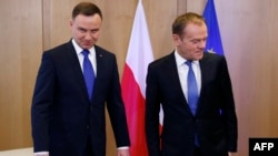 Президентът на Полша Анджей Дуда и Доналд Туск, настоящ премиер на страната. Снимката е от 2016 г.