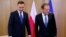 Президентът на Полша Анджей Дуда и Доналд Туск, настоящ премиер на страната. Снимката е от 2016 г.
