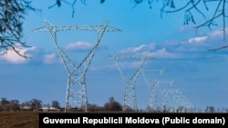 Finalizarea construcției liniei electrice Strășeni-Gutinaș este așteptată la începutul anului 2029. În prezent, pe ultima sută de metri sunt lucrările de construire a liniei electrice de înaltă tensiune de 400 kV Vulcănești-Chișinău (în imagine).