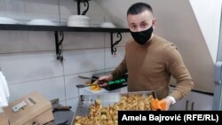 Jasmin (na fotografiji) je posao nasledio od oca Sulejmana Dervišnurovića- Ćura, nekada uspešnog novopazarskog boksera