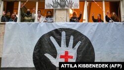 Az egyetemi blokádot befejező diákok a Színház- és Filmművészeti Egyetemen (SZFE), Budapesten, 2020. november 11 -én