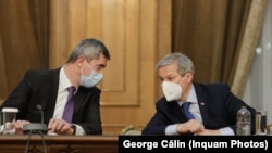 Dan Barna și Dacian Cioloș la semnarea acordului de guvernare cu PNL și UDMR. Imagine din 2020. 