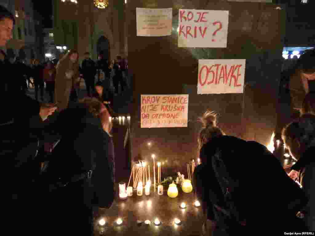 Građani u Novom Sadu na Trgu slobode ostavili su poruke "Ko je kriv", "Kad je dosta" i "Ostavke".