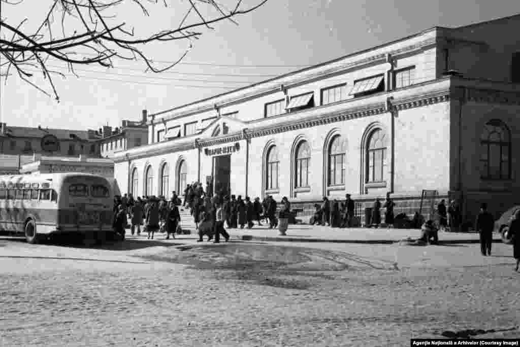 Piața Centrală, cunoscută anterior sub denumirea de Центральный рынок (Țentral&#39;nîi rînok) până în 1991, este cea mai mare și mai aglomerată piață agroalimentară din Chișinău. Aceasta se întinde pe un cartier rectangular, format din două sectoare ale capitalei, fiind delimitată de străzile Armenească, Mitropolit Varlaam și Tighina. Piața are o suprafață totală de 3,5 hectare. În imagini hala de carne în anii 60 și în prezent.&nbsp;