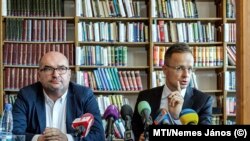 Brenzovics László, a KMKSZ elnöke és Szijjártó Péter külügyminiszter Beregszászon 2019-ben