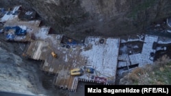 უკვე თვეებია, ლეღვთახევში, ჩანჩქერისკენ მიმავალი საფეხმავლო გზა ჩაკეტილია.