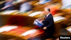 Orbán Viktor érkezik a parlament üléstermébe, a Nemzetközi Büntetőbíróságból való kilépési eljárás megindításáról szóló szavazásra 2025. május 20-án