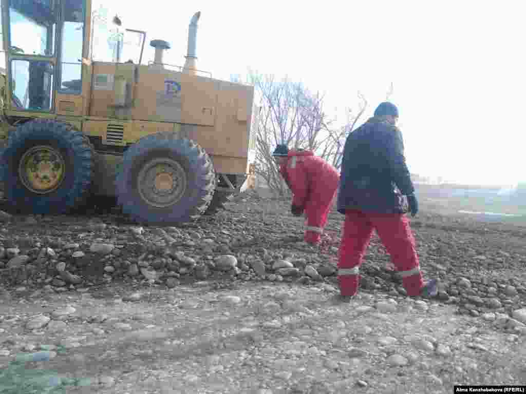 На некоторых участках трассы в Южно-Казахстанской области рабочие до сих пор ремонтируют дорожное покрытие. Водители теряют много времени, снижают скорость, пытаясь объехать ухабы.