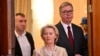 Președintele Serbiei, Aleksandar Vučić (stânga), sosind la o conferință de presă comună cu președinta Comisiei Europene, Ursula von der Leyen, Belgrad, 15 octombrie 2025