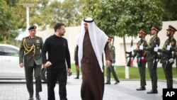 Претседателот на Обединетите Арапски Емирати, шеикот Мохамед бин Зајед Ал Нахјан (десно во средината) со украинскиот претседател Володимир Зеленски во Абу Даби на 17 февруари.