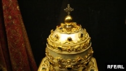 Тіара – головний убір для статуї апостола Петра, виготовлений із позолоченого металу зі сріблом, оздоблений коштовним камінням і перлами, XVIII століття