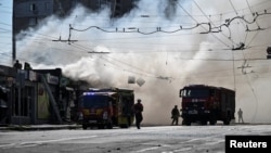 Tűzoltók dolgoznak az orosz rakétatámadás helyszínén Zaporizzsjában 2025. augusztus 18-án