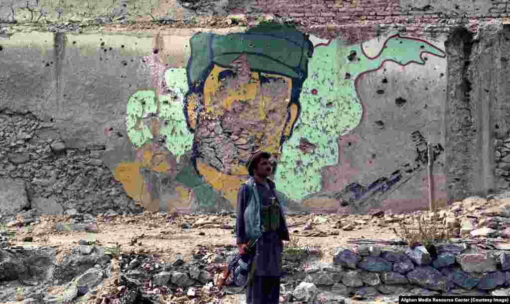 Komunistički mural sa izbrisanim likom vojnika.