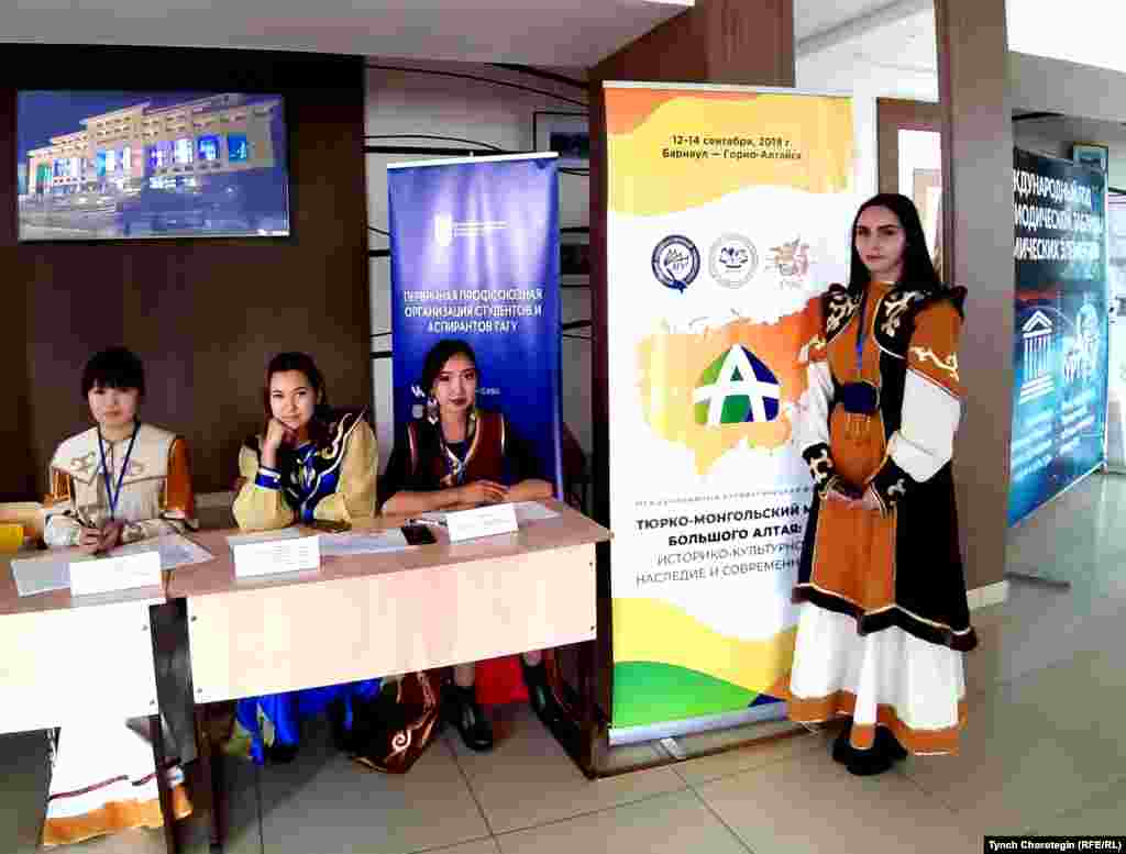 У баннера&nbsp;Первого международного алтаистического форума &laquo;Тюрко-монгольский мир Большого Алтая: историко-культурное наследие и современность&raquo;. ГАГУ. 13.9.19.