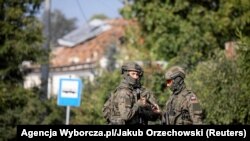 Ushtarë patrullojnë në rrugë pasi një dron ose objekt i ngjashëm goditi një ndërtesë banimi.