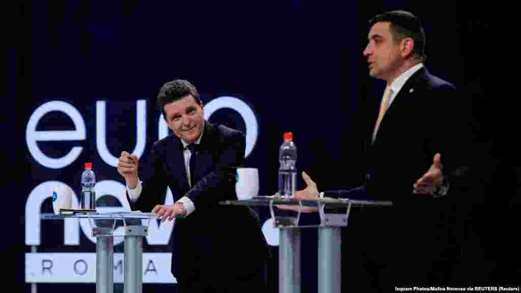 Simion, az AUR elnöke 2019-ben sikerként könyvelte a székelyföldi úzvölgyi katonatemetőben lezajlott incidenst: több ezer román nacionalista erőszakkal foglalta el a területet és felszenteltek egy román parcellát, valamint emlékművet állítottak. Pár száz székely próbálta megállítani őket, sikertelenül. A képen a május 8-án, Bukaresten rendezett román elnökjelölti vita két szereplője: (jobbra) George Simion, balra Nicusor Dan, nyugatbarát bukaresti polgármester