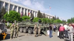 Tehnică militară americană și sovietică în centrul Chișinăului de Ziua Victoriei pe rit occidental